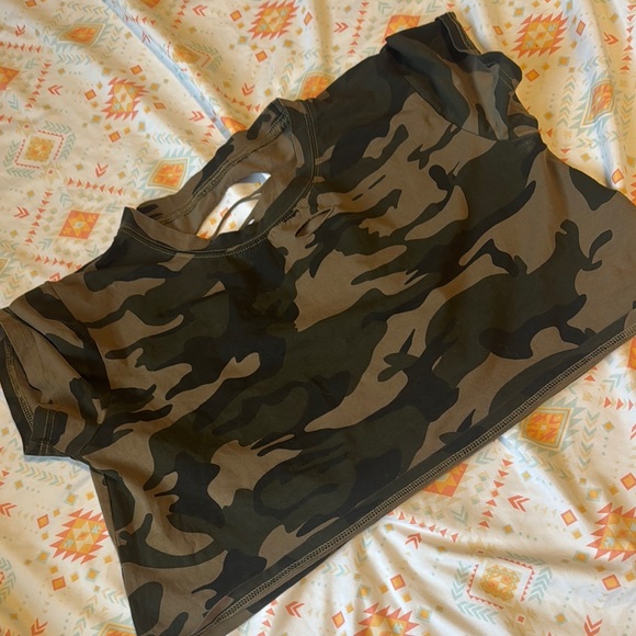 Distressed Camo Crop Top (L) - Picture 4 of 8